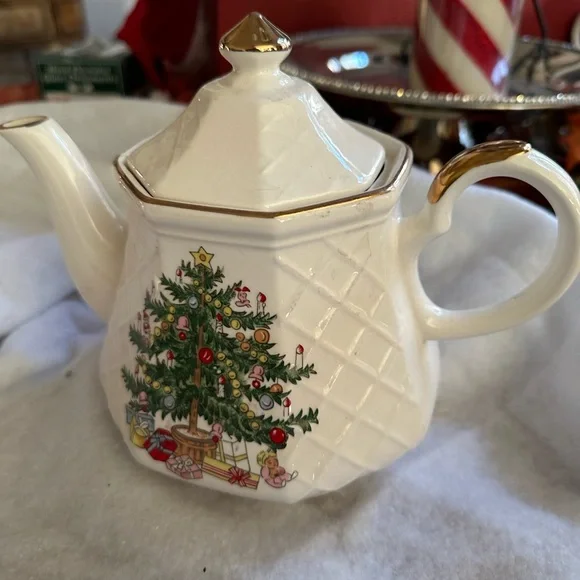 Vintage Christmas Tea Pot Set of 2 - Picture 2 of 11